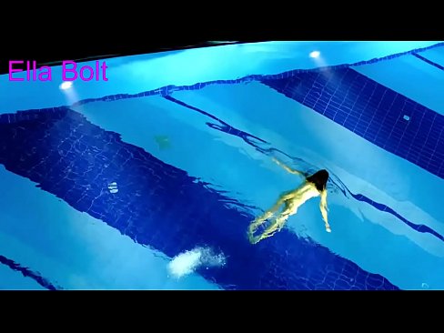 ❤️ Handikwanise kumira kuona, mudiki blonde akabatwa achishambira asina kupfeka muELLA BOLT resort pool ❤️  ❤